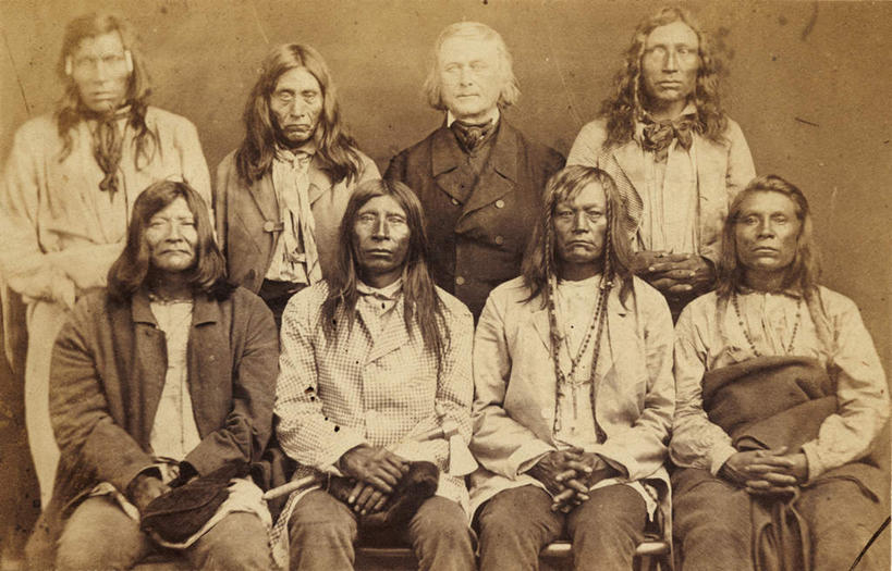 西方人,头发,站,坐,横图,室内,白天,正面,民族服装,西装,欧洲,非洲,黑人,欧洲人,阴影,套装,服装,正装,光线,木制,板凳,影子,凳子,许多人,拍照,衣服,木制品,站着,一群人,摄影,服饰,影棚,衣着,穿着,泛黄,老照片,衣饰,旧照,男人,男性,中年男性,非洲人,长发,站立,坐着,半身,彩图,影棚拍摄,传统服装,民俗服,拍摄,照相