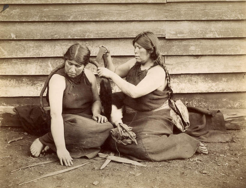 西方人,头发,无人,两个人,坐,横图,室外,白天,正面,裙子,纺织品,欧洲,非洲,黑人,欧洲人,握,阴影,连衣裙,服装,装饰,光线,木制,毛毯,毯子,影子,墙,泥土,土壤,拿,拿着,墙壁,墙面,纺织,衣服,木制品,垫子,温暖,握着,服饰,华丽,修饰,点缀,衣着,穿着,泛黄,老照片,衬托,美观,雅致,雅观,衣饰,旧照,女人,女性,中年女性,非洲人,长发,坐着,彩图