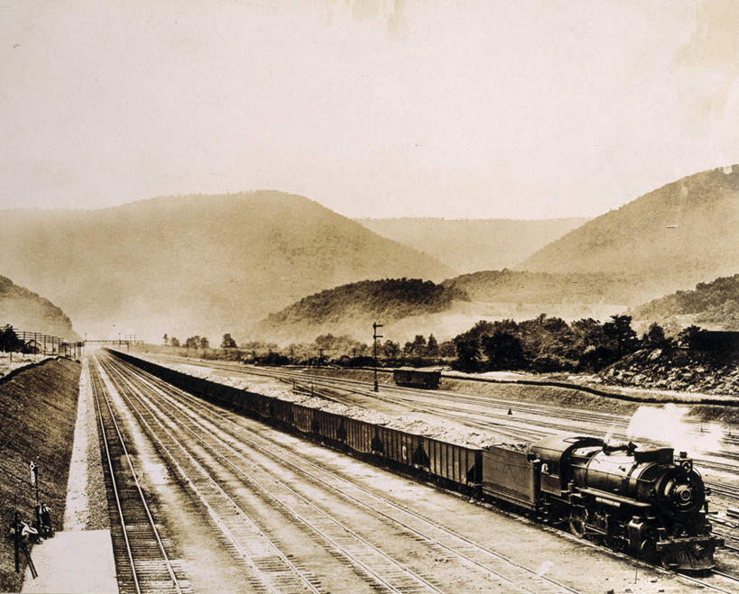 无人,横图,室外,白天,正面,石头,美景,山,山脉,植物,雾,火车,阴影,沸腾,电力,光线,蒸汽,电线,电线杆,石子,线,影子,景观,山峰,电能,铁轨,山峦,水蒸气,线路,车,树,树木,绿色,自然,交通工具,群山,驾驶,行驶,景色,生长,成长,电,操纵,电源,控制,自然风光,载具,泛黄,能量,老照片,操控,蒸发,把持,旧照,石块,岩石,彩图