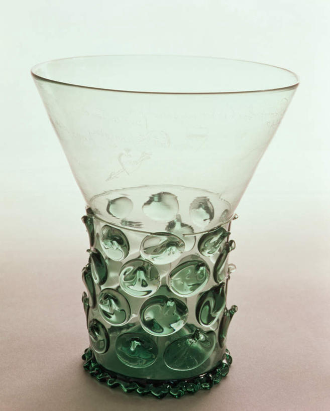 无人,竖图,俯视,室内,特写,白天,静物,杯子,阴影,装饰,光线,雕刻,影子,古典,玻璃制品,一个,绿色,水杯,典雅,摄影,影棚,单个,华丽,修饰,点缀,高雅,衬托,美观,雅致,雅观,雕镂,雕琢,镌刻,文雅,玻璃杯,彩图,高角度拍摄,影棚拍摄,拍摄