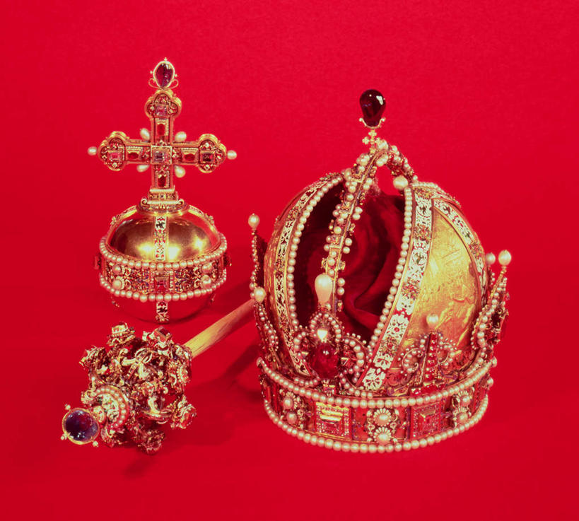 无人,横图,室内,特写,白天,正面,爱情,奢侈,静物,皇冠,珠宝,阴影,红色背景,装饰,反射,矿石,影子,钻石,一个,金色,摄影,影棚,单个,金刚石,昂贵,华丽,修饰,坚硬,点缀,贵重,权威,宝石,富贵,高贵,坚定,和平,信念,忠诚,衬托,美观,雅致,雅观,地位,权力,统治,富丽,约定,名誉,荣华,宝贵,符节,节钺,节杖,王冠,彩图,影棚拍摄,拍摄
