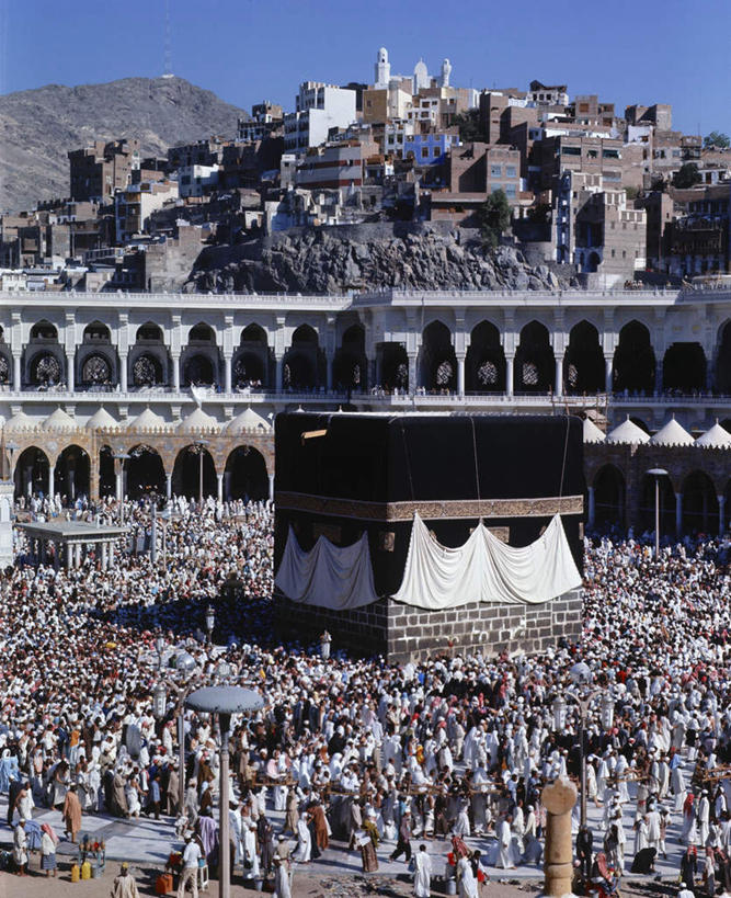 东方人,站,竖图,俯视,室外,白天,民族服装,旅游,度假,石头,名胜古迹,山,山脉,标志建筑,地标,建筑,亚洲,阴影,服装,节日,遗迹,光线,石子,影子,山峰,山峦,许多人,注视,黄种人,古迹,文化,文物,娱乐,建设,古建筑,衣服,蓝色,蓝天,天空,阳光,群山,天,观察,看,祈祷,站着,一群人,享受,休闲,健康,旅游胜地,放松,许愿,宗教,服饰,信仰,晴朗,观看,纪念,祈求,察看,伊斯兰教,衣着,穿着,关注,清真寺,西亚,古文明,沙特阿拉伯,万里无云,衣饰,沙特阿拉伯王国,平安,男人,男性,女人,女性,中年男性,中年女性,亚洲人,石块,岩石,晴空,晴空万里,站立,彩图,高角度拍摄,全身,传统服装,民俗服