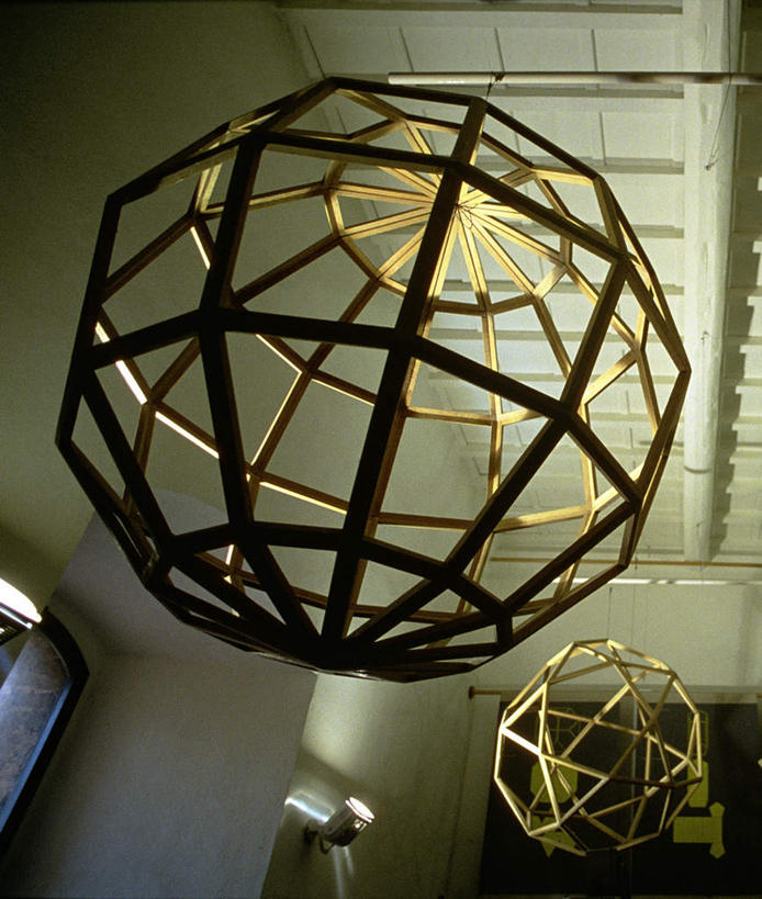 无人,竖图,室内,白天,仰视,天花板,吊挂,悬挂,阴影,形状,光线,圆形,影子,实验室,屋顶,研究室,挂,顶棚,试验室,形态,外形,彩图,低角度拍摄