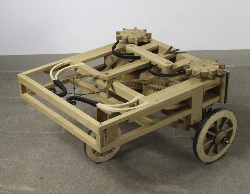 无人,音乐家,画家,横图,俯视,室内,特写,白天,静物,阴影,光线,弓箭,轮子,影子,墙,墙壁,墙面,车,白色,模型,交通工具,发现,创造,载具,底座,发明,哲学家,发明家,达.芬奇,达芬奇,列奥纳多.达.芬奇,地理学家,建筑工程师,军事工程师,生物学家,医学家,寓言家,雕塑家,彩图,高角度拍摄