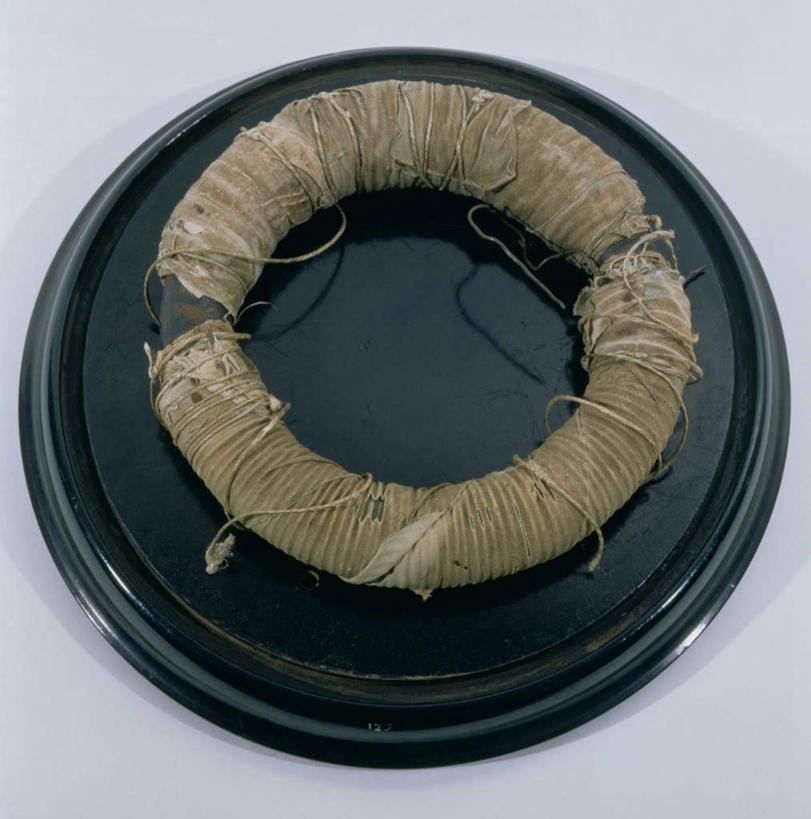 无人,竖图,俯视,室内,特写,白天,白色背景,静物,金属制品,环绕,缠绕,金属,磁铁,螺旋,一个,铁丝,摄影,影棚,单个,纠缠,彩图,高角度拍摄,影棚拍摄,拍摄