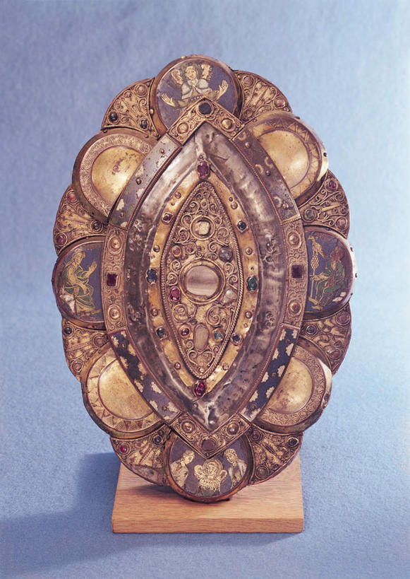 无人,竖图,室内,特写,白天,正面,静物,金属制品,阴影,花纹,节日,装饰,光线,金属,影子,文化,一个,容器,祈祷,健康,许愿,宗教,信仰,单个,纪念,储藏,铁盒,华丽,修饰,祈求,点缀,储存,衬托,美观,雅致,雅观,平安,彩图,贮存