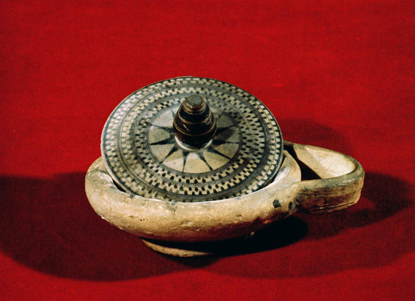 无人,横图,室内,特写,白天,正面,绘画,静物,阴影,艺术,装饰,芳香,光线,彩绘,瓷器,影子,陶瓷,陶瓷制品,艺术品,盒子,一个,容器,工艺品,单个,储藏,工艺,华丽,修饰,美术,点缀,陶艺,储存,芬芳,衬托,美观,雅致,雅观,彩釉,馨香,画画,彩图,贮存