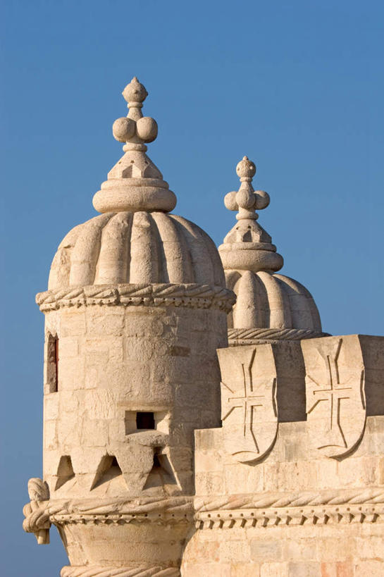 无人,竖图,室外,白天,正面,旅游,度假,窗户,标志建筑,地标,建筑,葡萄牙,欧洲,阴影,装饰,光线,影子,堡垒,城堡,墙,塔,首都,娱乐,建设,里斯本,玻璃窗,墙壁,墙面,蓝色,蓝天,天空,阳光,天,享受,休闲,旅游胜地,放松,晴朗,华丽,修饰,点缀,要塞,南欧,贝伦塔,万里无云,衬托,美观,雅致,雅观,葡萄牙共和国,设防,晴空,晴空万里,彩图