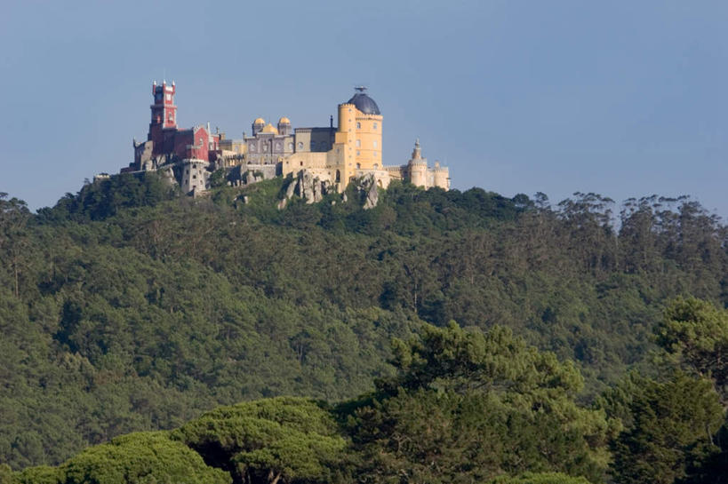 无人,宫殿,横图,室外,白天,仰视,旅游,度假,森林,山,山脉,树林,植物,窗户,标志建筑,地标,建筑,葡萄牙,欧洲,阴影,光线,影子,墙,屋顶,山峰,山峦,首都,顶棚,娱乐,建设,里斯本,辛特拉,玻璃窗,墙壁,墙面,树,树木,蓝色,绿色,蓝天,天空,阳光,自然,群山,天,享受,休闲,旅游胜地,放松,生长,晴朗,成长,南欧,万里无云,葡萄牙共和国,辛特拉文化景观,晴空,晴空万里,彩图,低角度拍摄