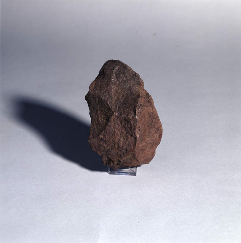 无人,竖图,俯视,室内,特写,白天,石头,桌面,桌子,静物,阴影,灰色背景,古老,反射,木制,工具,石子,影子,历史,古代,一个,木制品,摄影,影棚,单个,斧头,用具,器具,斧子,古远,石块,岩石,彩图,高角度拍摄,影棚拍摄,拍摄