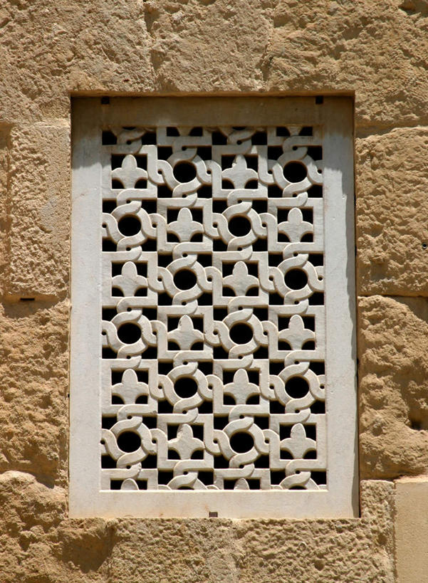 无人,寺庙,竖图,室内,白天,正面,旅游,度假,石头,窗户,标志建筑,地标,建筑,西班牙,欧洲,阴影,节日,装饰,光线,纹路,符号,石子,纹理,影子,墙,燃烧,文化,娱乐,建设,安达卢西亚,玻璃窗,墙壁,墙面,阳光,香火,庙宇,祈祷,享受,休闲,健康,旅游胜地,放松,许愿,宗教,信仰,纪念,华丽,修饰,祈求,点缀,南欧,安达鲁西亚,科尔多瓦清真寺,肌理,科尔多瓦,西班牙王国,衬托,美观,雅致,雅观,安达卢西亚自治区,科尔多瓦大清真寺,平安,石块,彩图,庙,寺