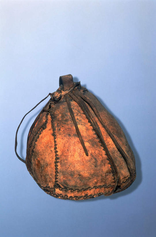 无人,竖图,俯视,室内,特写,白天,静物,帽子,蓝色背景,古老,破旧,陈旧,运动帽,一个,黄色,鸭舌帽,摄影,影棚,单个,彩图,高角度拍摄,影棚拍摄,拍摄