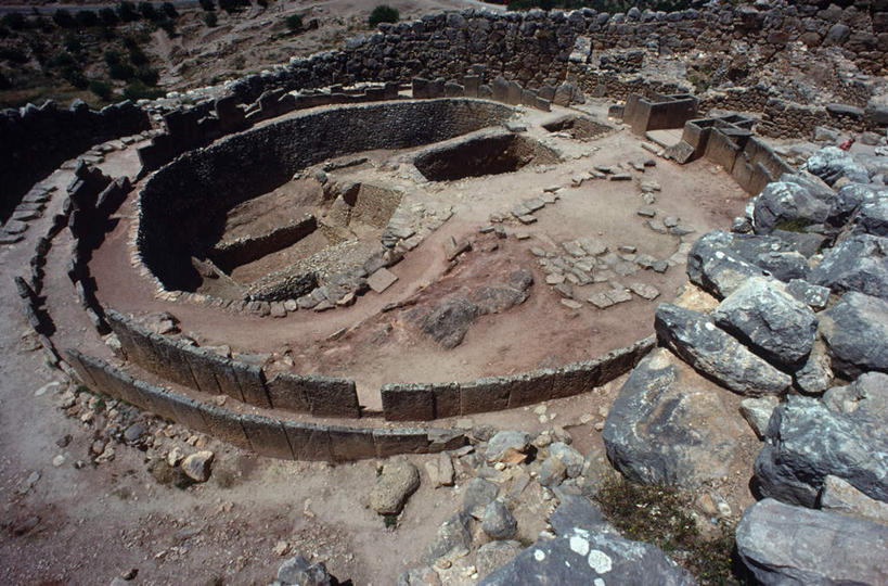 无人,横图,俯视,室内,白天,旅游,度假,石头,名胜古迹,标志建筑,地标,建筑,希腊,欧洲,阴影,遗迹,光线,石子,影子,墙,古迹,历史,文物,娱乐,建设,古建筑,废墟,墙壁,墙面,古代,阳光,享受,休闲,旅游胜地,放松,古文明,希腊共和国,古远,墓穴,泉台,伯罗奔尼撒,伯罗奔尼撒半岛,迈锡尼城,石块,岩石,彩图,高角度拍摄,迈锡尼