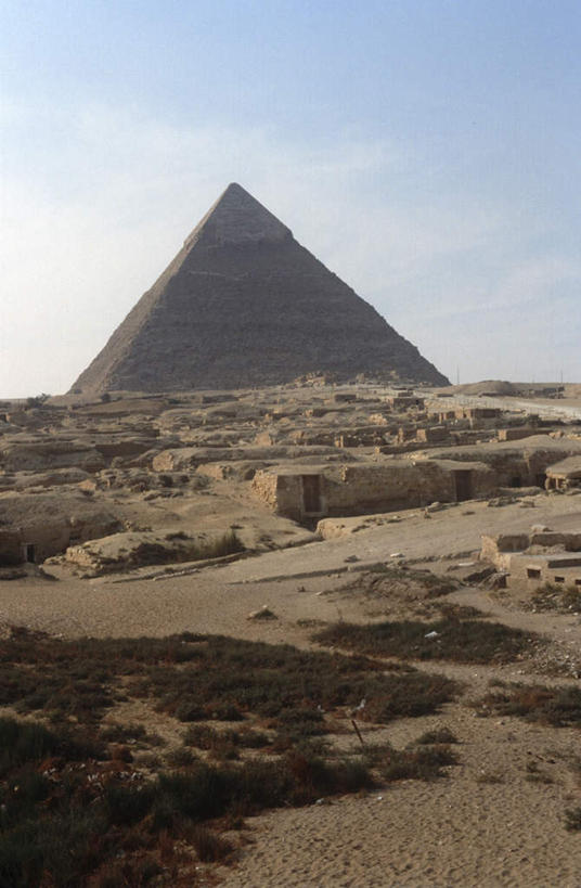 无人,竖图,室外,白天,正面,旅游,度假,名胜古迹,地标,非洲,埃及,阴影,遗迹,光线,影子,古迹,历史,文物,娱乐,古建筑,蓝色,蓝天,天空,阳光,天,享受,休闲,墓地,旅游胜地,金字塔,放松,晴朗,坟墓,陵墓,古埃及,坟场,古文明,北非,万里无云,吉萨,吉萨金字塔,胡夫金字塔,海夫拉金字塔,门卡乌拉金字塔,古代七大奇迹,阿拉伯埃及共和国,金字塔之国,棉花之国,古夫王金字塔,卡拉夫王金字塔,孟卡拉王金字塔,方锥形,阿非利加洲,晴空,晴空万里,彩图,标志性建筑