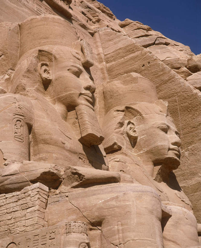 西方人,无人,两个人,坐,竖图,室外,白天,仰视,民族服装,旅游,度假,名胜古迹,标志建筑,地标,建筑,雕塑,欧洲,非洲,埃及,黑人,欧洲人,阴影,遗迹,艺术,装饰,光线,雕刻,雕像,影子,神庙,注视,古迹,文物,娱乐,建设,古建筑,石雕,蓝色,蓝天,天空,阳光,工艺品,天,观察,看,享受,休闲,旅游胜地,放松,晴朗,观看,纪念,美术,察看,古埃及,权利,法老,关注,主题,陈列,古文明,北非,万里无云,阿拉伯埃及共和国,金字塔之国,棉花之国,功能,美学,权力,阿非利加洲,拉美西斯二世神庙,势力,男人,男性,女人,女性,中年男性,中年女性,非洲人,晴空,晴空万里,坐着,半身,彩图,低角度拍摄,传统服装,民俗服,权益