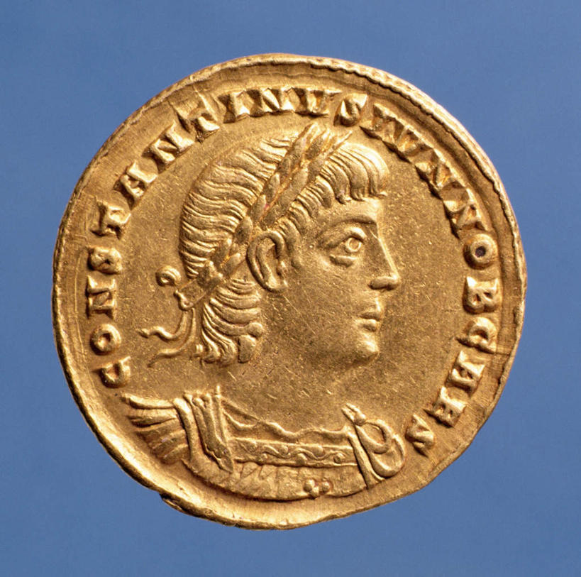 西方人,脸,头,脸颊,一个人,无人,横图,室内,特写,白天,正面,钱,静物,叶子,欧洲,欧洲人,仅一个男性,仅一个人,仅一个中年男性,蓝色背景,装饰,盛开,英文,标志,花环,钱币,文字,字符,字母,绿叶,花蕾,标识,肩膀,花,花瓣,花朵,鲜花,一个,花苞,花蕊,金色,嫩叶,金融,摄影,影棚,经济,单个,英文字母,皇帝,华丽,修饰,点缀,富贵,花冠,流通,贸易,忠诚,衬托,美观,雅致,雅观,富丽,名誉,荣华,罗马皇帝,君士坦丁二世,货币,现金,硬币,男人,男性,中年男性,白种人,头部,脸部,脸蛋,面部,叶,叶片,半身,彩图,影棚拍摄,拍摄