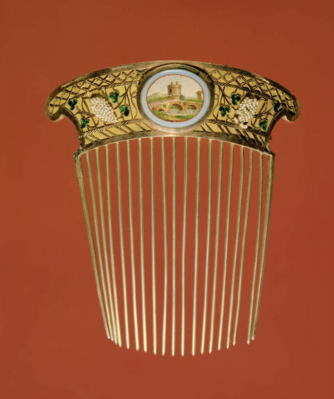 无人,竖图,俯视,室内,特写,白天,珐琅,阴影,装饰,光线,影子,梳子,一个,日用品,单个,华丽,修饰,点缀,美发用品,衬托,美观,雅致,雅观,富丽,华美,搪瓷,景泰蓝,彩图,高角度拍摄