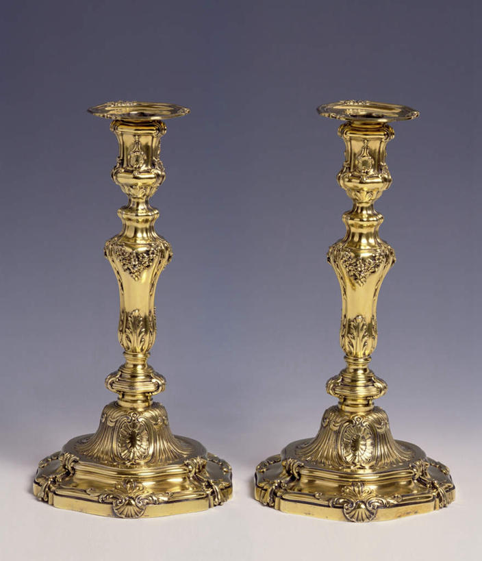 无人,竖图,室内,特写,白天,正面,静物,阴影,花纹,灰色背景,装饰,光线,影子,烛台,两个,金色,摄影,影棚,古董,华丽,修饰,点缀,富贵,忠诚,衬托,美观,雅致,雅观,富丽,名誉,荣华,犹太教灯台,犹太教九灯烛台,再献圣殿节灯台,彩图,影棚拍摄,拍摄