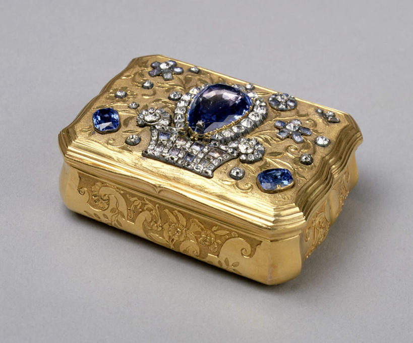 无人,横图,俯视,室内,特写,白天,爱情,奢侈,金属制品,珠宝,阴影,灰色背景,装饰,光线,金属,矿石,影子,钻石,容器,金色,摄影,影棚,储藏,铁盒,金刚石,昂贵,华丽,修饰,坚硬,点缀,贵重,宝石,富贵,储存,坚定,信念,忠诚,衬托,美观,雅致,雅观,富丽,约定,名誉,荣华,宝贵,蓝宝石,彩图,高角度拍摄,影棚拍摄,拍摄,贮存