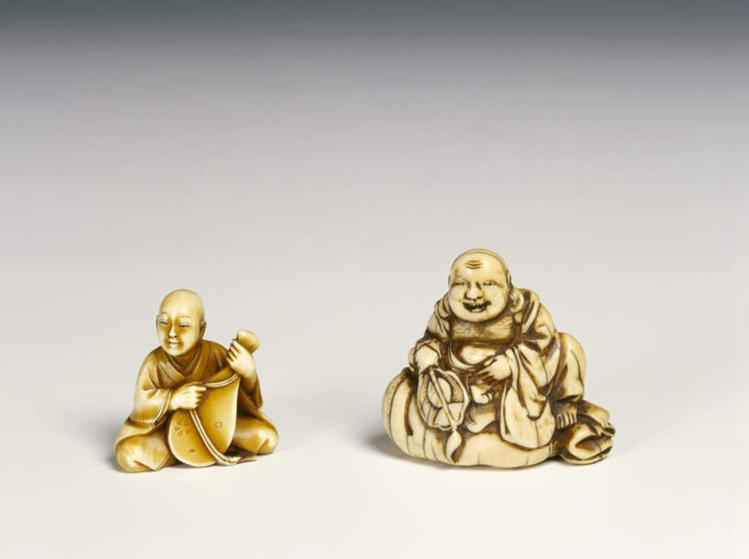 东方人,无人,两个人,坐,笑,微笑,横图,室内,白天,白色背景,正面,民族服装,静物,雕塑,亚洲,阴影,艺术,装饰,光线,雕刻,雕像,影子,注视,黄种人,文化,弥勒佛,工艺品,观察,看,祈祷,健康,金色,许愿,摄影,宗教,佛教,信仰,影棚,观看,纪念,祈求,美术,察看,富贵,关注,主题,陈列,忠诚,功能,美学,富丽,布袋和尚,布袋神,弥勒,弥勒菩萨,牙雕,释教,名誉,荣华,平安,男人,男性,年轻男性,亚洲人,坐着,彩图,全身,影棚拍摄,传统服装,民俗服,拍摄