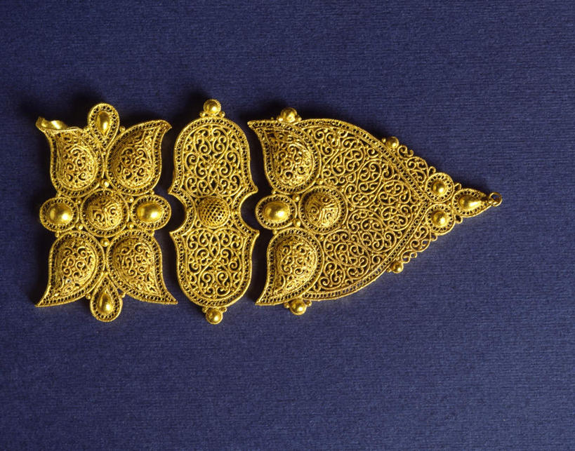 无人,横图,室内,特写,白天,正面,复古,珠宝,花纹,蓝色背景,一个,金色,摄影,影棚,单个,贵重,珍贵,富贵,忠诚,富丽,名誉,荣华,宝贵,彩图,影棚拍摄,拍摄