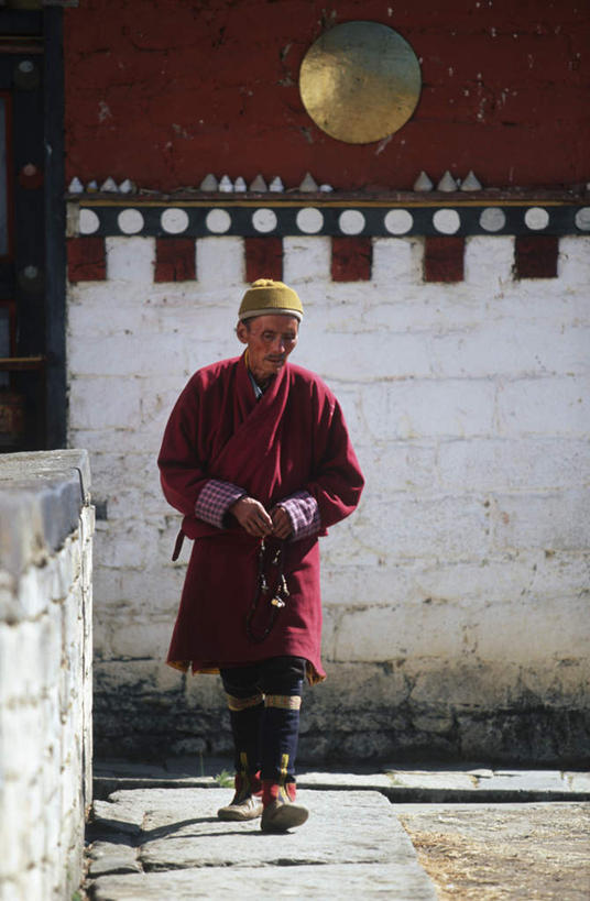 东方人,一个人,无人,走,竖图,照片,室内,白天,正面,民族服装,不丹,亚洲,仅一个男性,仅一个人,仅一个中年男性,握,阴影,光线,影子,墙,拿,拿着,注视,黄种人,墙壁,墙面,祈愿,白色,观察,看,握着,摄影,观看,祈求,信号,察看,关注,南亚,报时,念珠,召集,不丹王国,鸣钟,念佛珠,数珠,诵珠,男人,男性,中年男性,亚洲人,相片,钟,步行,散步,走路,彩图,全身,传统服装,民俗服,拍摄,照相