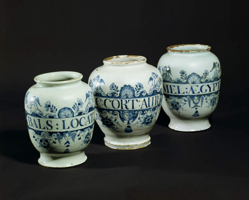 无人,横图,室内,特写,白天,正面,绘画,静物,阴影,花纹,艺术,光线,英文,标志,彩绘,瓷器,瓶,文字,影子,字符,陶瓷,字母,墙,古典,文化,标识,墙壁,墙面,三个,白色,黑色,瓶子,工艺品,品味,英文字母,美术,陶艺,高雅,斑纹,广口瓶,美学,彩釉,画画,彩图