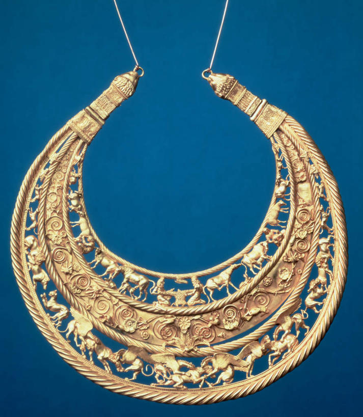 无人,站,竖图,室内,特写,白天,正面,绘画,野生动物,静物,项链,油画,雕塑,一排,许多,艺术,整齐,装饰,雕刻,雕像,墙,很多,古典,文化,黄金,墙壁,墙面,装饰品,排列,蓝色,动物,饰品,首饰,工艺品,品味,站着,金色,可爱,活泼,纪念,美术,高雅,镀金,队列,主题,陈列,功能,美学,站立,彩图