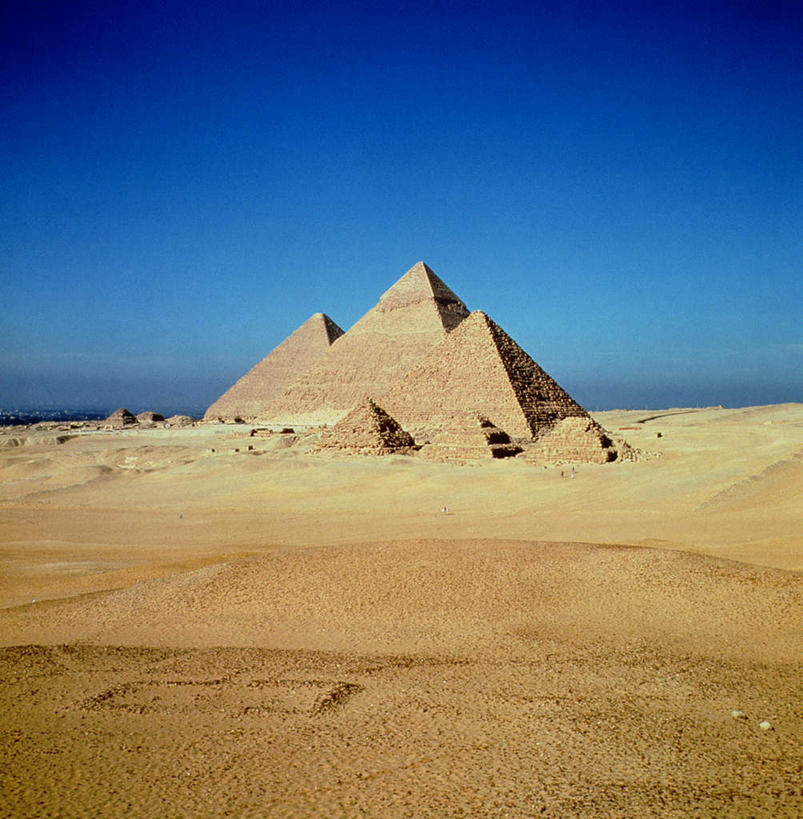 无人,竖图,室外,白天,正面,旅游,度假,名胜古迹,沙漠,地标,非洲,埃及,遗迹,古迹,历史,文物,娱乐,古建筑,蓝色,蓝天,天空,天,享受,休闲,旅游胜地,金字塔,放松,晴朗,陵墓,古埃及,古文明,北非,万里无云,吉萨,吉萨金字塔,胡夫金字塔,海夫拉金字塔,门卡乌拉金字塔,古代七大奇迹,阿拉伯埃及共和国,金字塔之国,棉花之国,古夫王金字塔,卡拉夫王金字塔,孟卡拉王金字塔,方锥形,阿非利加洲,大漠,砂漠,晴空,晴空万里,彩图,标志性建筑