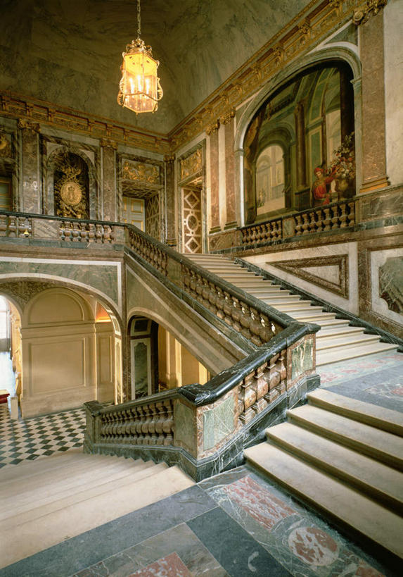 无人,家,栏杆,竖图,室内,白天,正面,绘画,地毯,楼梯,照明,油画,法国,欧洲,阴影,艺术,装饰,编织,光线,扶手,影子,手工艺品,房屋,阶梯,墙,屋子,公寓,灯光,织物,古典,文化,洋房,护栏,楼房,吊灯,墙壁,墙面,台阶,住宅,灯,工艺品,灯具,品味,华丽,修饰,照亮,美术,点缀,高雅,照明设备,法兰西共和国,凡尔赛,省会,美学,衬托,美观,雅致,雅观,法兰西第五共和国,法兰西岛,伊夫林省,法兰西岛大区,卫星城,彩图,房子