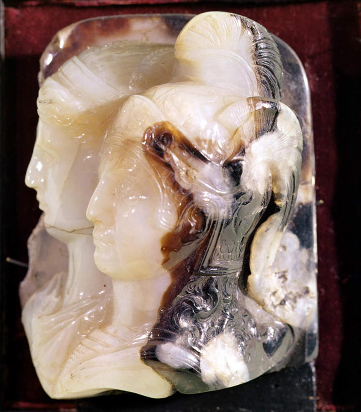 西方人,脸,头,脸颊,无人,两个人,竖图,室内,白天,正面,绘画,珠宝,油画,欧洲,欧洲人,艺术,装饰,玛瑙,胸花,古典,文化,饰品,工艺品,品味,胸针,华丽,修饰,美术,点缀,高雅,配饰,美学,衬托,美观,雅致,雅观,男人,男性,年轻男性,年轻女性,女人,女性,白种人,头部,脸部,脸蛋,面部,半身,彩图