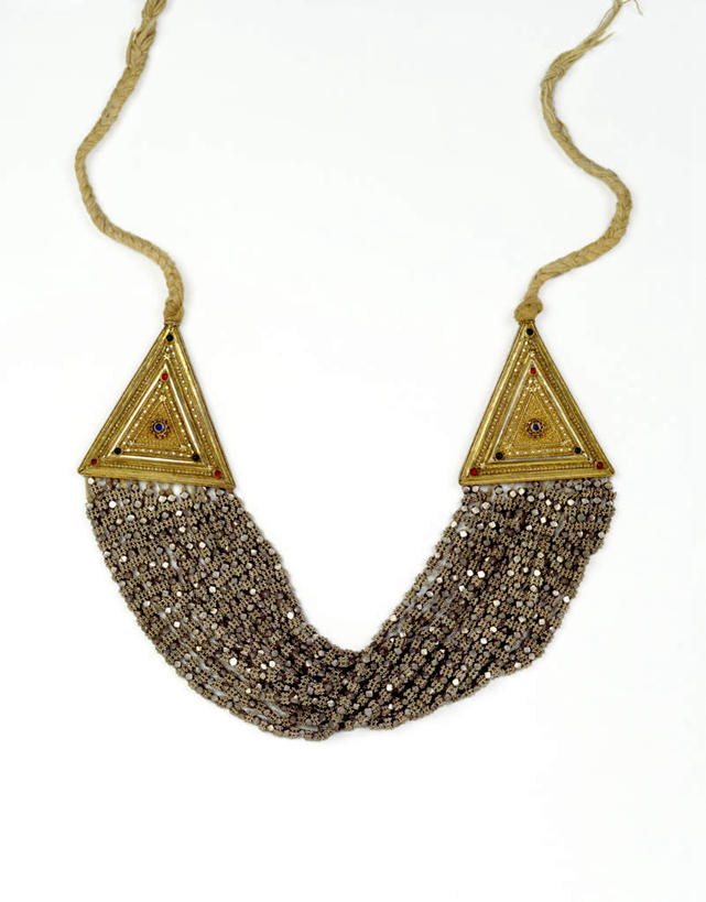 无人,竖图,室内,特写,白天,白色背景,正面,静物,项链,阴影,反射,影子,黄金,装饰品,一个,饰品,首饰,金色,摄影,影棚,单个,古董,镀金,彩图,影棚拍摄,拍摄