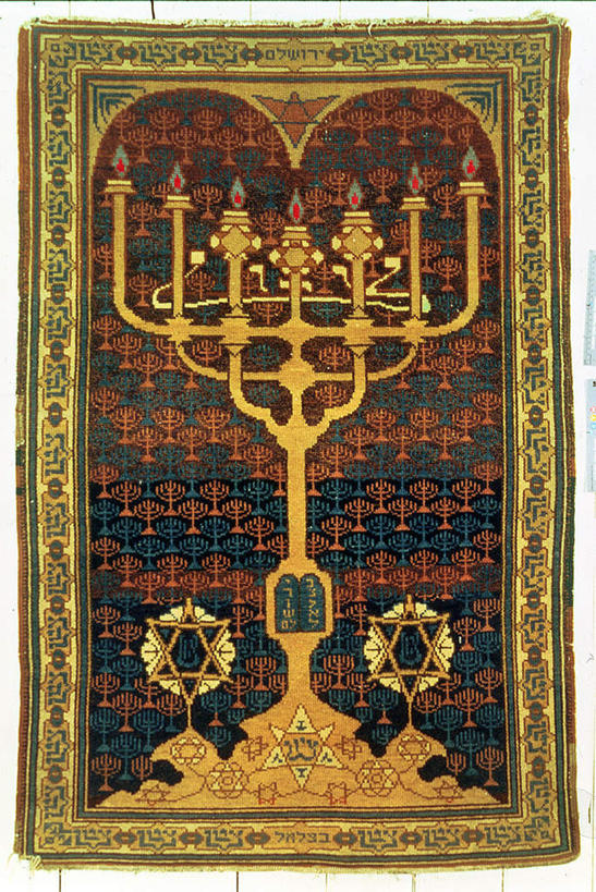 无人,竖图,室内,特写,白天,正面,绘画,油画,节日,艺术,装饰,烛台,古典,文化,工艺品,品味,祈祷,健康,许愿,宗教,信仰,纪念,华丽,修饰,祈求,美术,点缀,高雅,美学,衬托,美观,雅致,雅观,犹太教灯台,犹太教九灯烛台,再献圣殿节灯台,平安,彩图