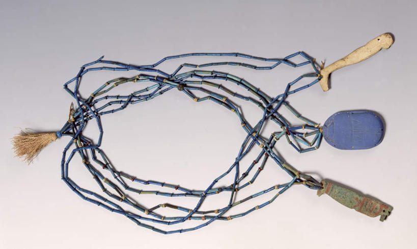 无人,横图,俯视,室内,特写,白天,静物,项链,珠宝,阴影,灰色背景,反射,影子,装饰品,饰品,首饰,摄影,影棚,贵重,珍贵,宝贵,彩图,高角度拍摄,影棚拍摄,拍摄