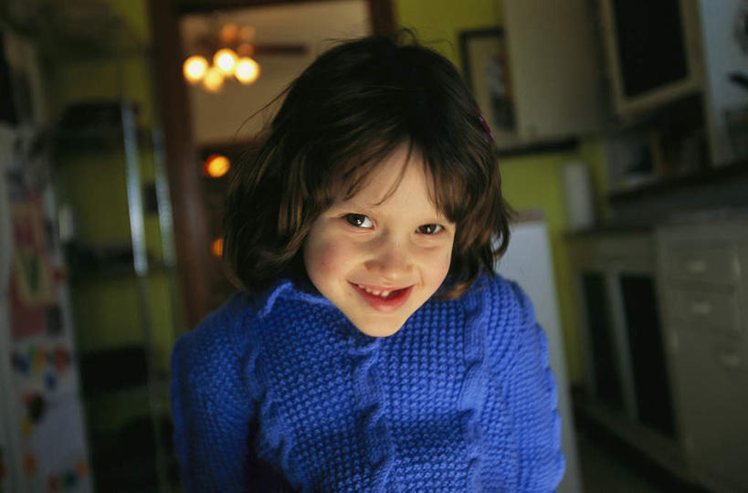 西方人,儿童,一个人,家,站,笑,微笑,露齿笑,横图,室内,白天,正面,纯洁,别墅,厨房,家具,装修,建筑,照明,欧洲,欧式,欧洲人,仅一个女性,仅一个人,服装,装饰,房屋,屋子,公寓,灯光,豪华,注视,休闲装,建设,现代,装潢,洋房,楼房,吊灯,住宅,灯,小孩,衣服,灯具,室内装潢,观察,看,站着,仅一个小孩,休闲,休闲服,可爱,童年,童趣,服饰,观看,样板房,明亮,照亮,察看,舒适,家居装潢,照明设备,关注,房屋设计,地中海风格,古典风格,简约风格,室内设计,童真,宽敞,烂漫,无邪,样板房装潢,天真,女孩,女人,女性,白种人,孩子,设计,站立,半身,彩图,房子,灶间,女生