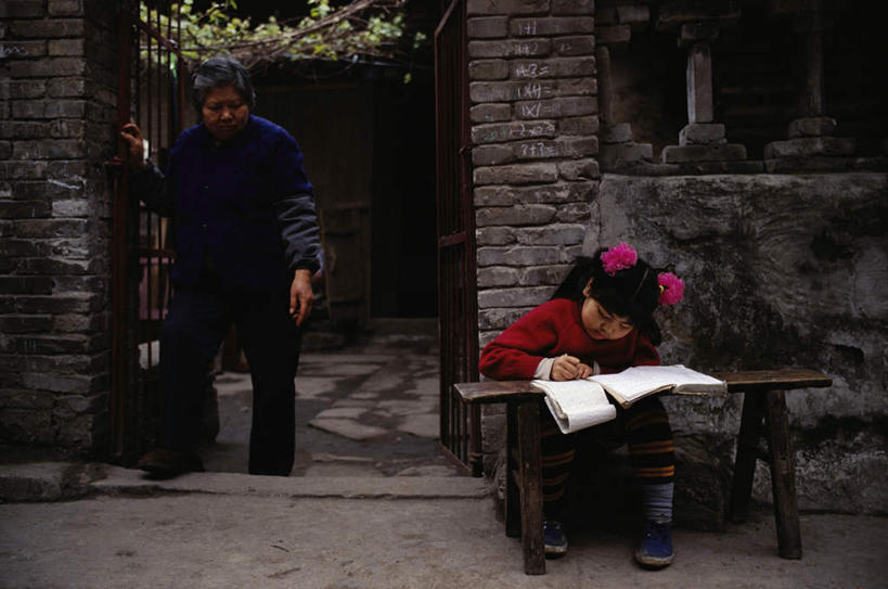 东方人,儿童,老年人,两个人,家庭,祖母,坐,横图,室外,白天,正面,纯洁,亚洲,握,服装,木制,板凳,笔,凳子,墙,办公用品,拿,拿着,休闲装,黄种人,墙壁,墙面,文具,小孩,衣服,木制品,学习用品,休闲,温暖,温馨,一家人,休闲服,可爱,童年,童趣,握着,服饰,奶奶,祖孙,仔细,文具用品,和睦,童真,烂漫,无邪,外婆,外孙女,外祖母,细心,细致,当真,卖力,认真,天真,老年女性,女孩,女人,女性,亚洲人,孩子,孙女,坐着,彩图,全身,融洽,女生