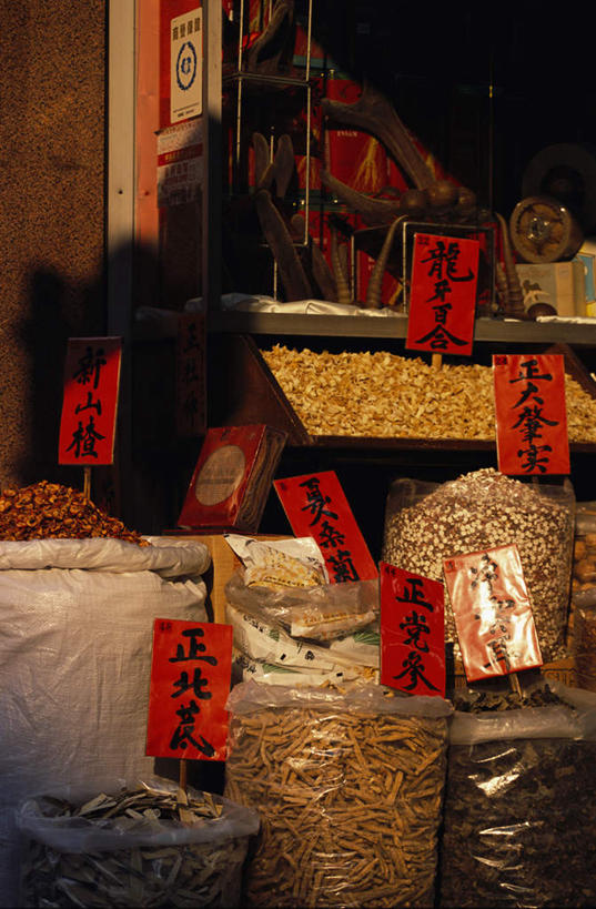 无人,商店,竖图,室外,白天,正面,植物,袋子,一堆,许多,阴影,堆叠,堆积,光线,英文,标志,文字,影子,字符,塑料,字母,坚果,草药,药草,标识,商铺,中药,阳光,塑料制品,干果,堆,英文字母,药材,中草药,塑封,中药材,本草,市肆,商号,银杏,白果,彩图,店铺,密封袋,塑封袋