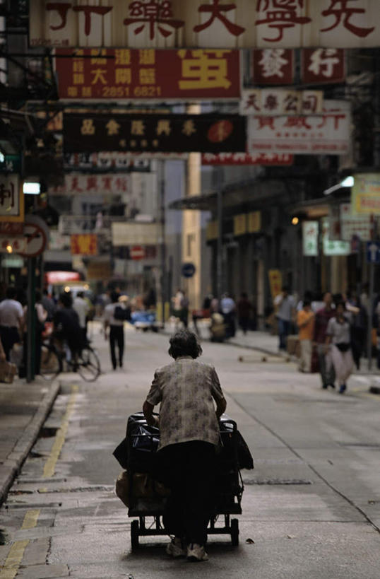 东方人,一个人,走,竖图,室外,白天,石头,道路,路,亚洲,仅一个女性,仅一个人,吊挂,悬挂,标志,工具,广告牌,石子,文字,字符,小路,交通,挂,黄种人,标识,广告,背面,轮椅,复健,康复,器械,汉字,仅一个老年女性,医疗设备,中文,医疗器械,医疗工具,国文,华文,辅助设备,老年女性,女人,女性,亚洲人,石块,步行,散步,走路,彩图,全身