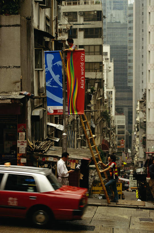 无人,高楼大厦,竖图,室外,白天,正面,度假,办公楼,美景,城市风光,城市,大厦,建筑,摩天大楼,写字楼,汽车,旗帜,香港,中国,亚洲,一辆,吊挂,悬挂,阴影,光线,影子,景观,挂,娱乐,旗子,车,阳光,楼宇,交通工具,轿车,享受,休闲,商务楼,景色,放松,港,载具,东亚,香港特别行政区,港澳台,中华人民共和国,旌旗,旗号,彩图,大楼,高层建筑,高楼,摩天楼