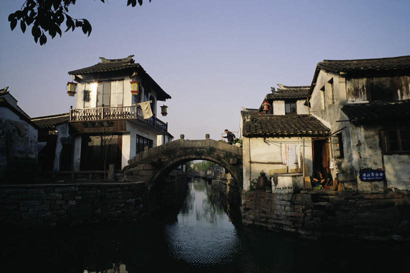 无人,横图,室外,白天,仰视,旅游,度假,河流,石头,水,植物,标志建筑,地标,建筑,叶子,阴影,波纹,光线,石子,瓦片,影子,河水,水流,桥,绿叶,瓦,娱乐,建设,石桥,拱桥,栈桥,树,树木,蓝色,绿色,蓝天,水纹,天空,阳光,自然,波浪,天,享受,休闲,嫩叶,旅游胜地,放松,建造,拱形,生长,晴朗,成长,人行桥,石拱桥,屋瓦,万里无云,叶,叶片,石块,晴空,晴空万里,彩图,低角度拍摄