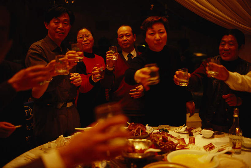 啤酒,东方人,站,举,笑,微笑,露齿笑,横图,室内,白天,正面,餐桌,窗帘,桌子,杯子,亚洲,许多,握,装饰,高脚杯,红酒杯,酒类,许多人,拿,拿着,黄种人,玻璃制品,酒,饮料,酒杯,托,站着,一群人,握着,餐台,华丽,修饰,点缀,衬托,美观,雅致,雅观,亚洲人,玻璃杯,举起,举手,举着,向上举,向上伸,向上托,站立,半身,彩图