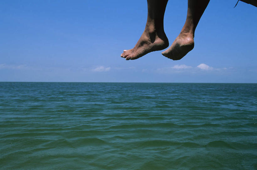 西方人,跳,横图,室外,特写,白天,海浪,海洋,欧洲,欧洲人,仅一个男性,仅一个人,阴影,波纹,光线,影子,浪花,水平线,辽阔,海平线,半空,光脚,仅一个年轻男性,背面,蓝色,蓝天,水纹,天空,阳光,海水,波浪,天,广阔,赤脚,晴朗,一望无际,海景,万里无云,无边无际,一马平川,白种人,大海,风浪,海,海水的波动,近岸浪,涌浪,晴空,晴空万里,跳跃,半身,彩图,水天相接,水天一线