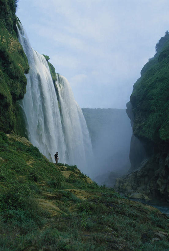 西方人,竖图,室外,白天,正面,旅游,度假,草地,草坪,美景,瀑布,水,植物,墨西哥,欧洲,欧洲人,仅一个男性,仅一个人,阴影,飞溅,溅,光线,液体,影子,景观,水滴,云,云朵,云彩,娱乐,水珠,草,树,树木,仅一个年轻男性,蓝色,绿色,白云,蓝天,天空,阳光,自然,天,享受,休闲,景色,放松,生长,晴朗,成长,北美,北美洲,喷洒,自然风光,美洲,北亚美利加洲,亚美利加洲,墨西哥合众国,仙人掌王国,白种人,跌水,晴空,彩图,全身