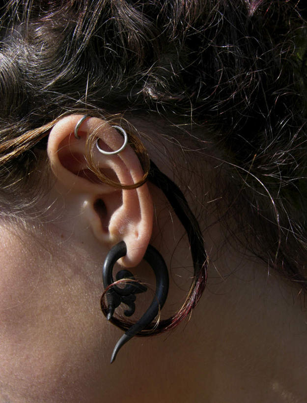 西方人,脸,头,脸颊,头发,一个人,竖图,室外,特写,白天,侧面,珠宝,欧洲,欧洲人,仅一个年轻女性,仅一个女性,仅一个人,装饰,黑色,华丽,修饰,点缀,毛发,衬托,美观,雅致,雅观,年轻女性,女人,女性,白种人,头部,卷发,脸部,脸蛋,面部,半身,彩图