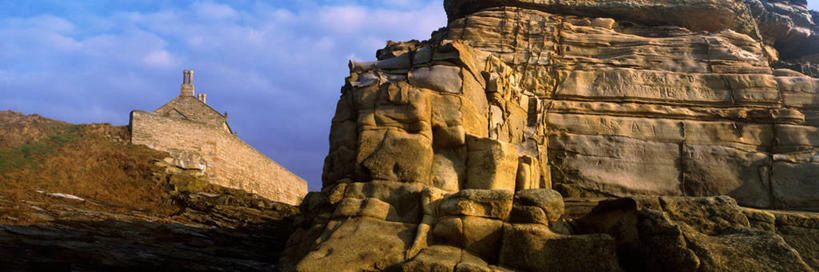 无人,横图,室外,白天,正面,旅游,度假,石头,美景,山,山脉,植物,英国,欧洲,阴影,枯萎,光线,石子,影子,景观,山顶,山峰,云,云朵,枯草,山峦,云彩,娱乐,英格兰,草,黄色,蓝色,白云,蓝天,天空,阳光,自然,群山,天,享受,休闲,景色,放松,晴朗,西欧,自然风光,大不列颠,沉积岩,大不列颠及北爱尔兰联合王国,颠峰,极峰,英吉利,诺森伯兰郡,水成岩,石块,岩石,晴空,彩图,大不列颠王国,大英帝国,联合王国,日不落帝国,东北英格兰