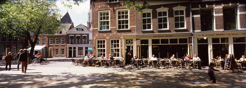 西方人,餐厅,家,坐,走,横图,室外,白天,正面,旅游,度假,美景,植物,餐桌,桌子,城市风光,城市,建筑,椅子,欧洲,荷兰,欧洲人,行人,游客,游人,阴影,服装,光线,影子,房屋,木椅,屋子,景观,云,云朵,公寓,许多人,云彩,注视,休闲装,娱乐,建设,洋房,楼房,顾客,路人,旅客,住宅,树,树木,衣服,蓝色,绿色,白云,蓝天,天空,阳光,自然,天,观察,看,一群人,享受,休闲,休闲服,景色,放松,服饰,生长,晴朗,成长,餐台,观看,察看,西欧,关注,咖啡店,咖啡屋,荷兰王国,尼德兰王国,主顾,过客,代尔夫特,南荷兰省,男人,男性,年轻男性,年轻女性,女人,女性,白种人,晴空,步行,散步,走路,坐着,半身,彩图,房子,餐馆,饭店,饭馆,咖啡馆