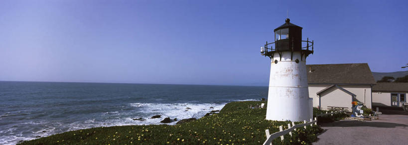 无人,家,横图,室外,白天,正面,旅游,度假,草地,草坪,海浪,海洋,美景,沙滩,植物,道路,路,公路,美国,阴影,光线,信息,沙子,影子,房屋,屋子,海岸,景观,浪花,水平线,辽阔,灯塔,交通,海平线,沙地,方向,娱乐,楼房,住宅,草,蓝色,绿色,蓝天,天空,阳光,自然,海水,天,享受,休闲,广阔,景色,放松,晴朗,引导,指引,一望无际,北美,北美洲,加利福尼亚,自然风光,美洲,海景,加州,加利福尼亚州,万里无云,金州,黄金州,北亚美利加洲,亚美利加洲,航标,无边无际,一马平川,圣马特奥县,圣马特奥,大海,风浪,海,海水的波动,海滩,近岸浪,涌浪,晴空,晴空万里,马路,彩图,房子,美利坚合众国,圣马刁,圣马刁县,水天相接,水天一线,导航