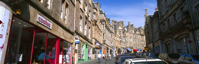 西方人,家,商店,走,横图,室外,白天,仰视,购物,旅游,度假,消费,美景,城市风光,超市,城市,道路,建筑,路,商场,公路,汽车,英国,欧洲,欧洲人,行人,游客,游人,阴影,服装,光线,影子,房屋,屋子,景观,云,云朵,公寓,交通,首都,许多人,云彩,注视,休闲装,娱乐,建设,洋房,楼房,苏格兰,路人,旅客,住宅,车,衣服,蓝色,白云,蓝天,天空,阳光,交通工具,轿车,天,观察,看,一群人,享受,休闲,休闲服,景色,放松,金融,百货,服饰,晴朗,观看,察看,西欧,关注,载具,大不列颠,选购,贸易,百货公司,大不列颠及北爱尔兰联合王国,首府,血拼,苏格兰王国,爱丁堡,过客,男人,男性,年轻男性,年轻女性,女人,女性,白种人,晴空,马路,步行,散步,走路,半身,彩图,低角度拍摄,房子,购物商场,购物中心,商业中心,大不列颠王国,大英帝国,联合王国,日不落帝国