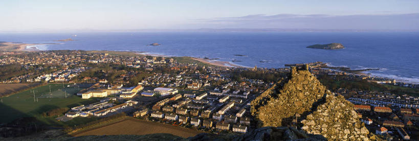 无人,家,横图,俯视,航拍,室外,白天,旅游,度假,草地,草坪,岛屿,海浪,海洋,石头,美景,沙滩,山,山脉,植物,城市风光,城市,建筑,英国,欧洲,阴影,光线,沙子,石子,影子,房屋,屋子,岛,海岸,景观,浪花,山顶,山峰,云,云朵,公寓,沙地,山峦,首都,云彩,娱乐,建设,洋房,楼房,苏格兰,住宅,草,树,树木,蓝色,绿色,白云,蓝天,天空,阳光,自然,海水,群山,天,享受,休闲,景色,放松,生长,晴朗,成长,西欧,鸟瞰,大不列颠,海景,沉积岩,大不列颠及北爱尔兰联合王国,首府,苏格兰王国,颠峰,极峰,爱丁堡,水成岩,大海,风浪,海,海水的波动,海滩,近岸浪,列岛,群岛,石块,岩石,涌浪,诸岛,晴空,彩图,高角度拍摄,房子,大不列颠王国,大英帝国,联合王国,日不落帝国