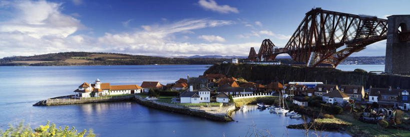 无人,家,码头,横图,俯视,室外,白天,旅游,度假,河流,石头,美景,山,山脉,水,别墅,城市风光,标志建筑,城市,大桥,地标,港口,建筑,立交桥,轮船,桥梁,船,英国,欧洲,阴影,波纹,光线,石子,影子,房屋,屋子,河水,景观,山顶,山峰,水流,云,云朵,高架,公寓,斜拉桥,桥,涟漪,山峦,云彩,娱乐,建设,洋房,楼房,苏格兰,铁桥,住宅,蓝色,白云,倒影,蓝天,水纹,天空,阳光,交通工具,波浪,群山,天,享受,休闲,景色,放松,晴朗,倒映,西欧,载具,大不列颠,钢铁桥,沉积岩,大不列颠及北爱尔兰联合王国,水晕,苏格兰王国,颠峰,极峰,反照,水成岩,福斯铁路桥,石块,岩石,晴空,彩图,高角度拍摄,房子,摆渡口,埠头,渡口,渡头,港湾,海港,货运码头,口岸,商港,大不列颠王国,大英帝国,联合王国,日不落帝国